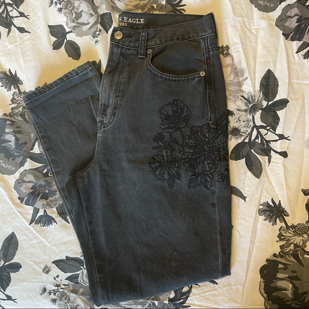 American Eagle embroidered Mom jean